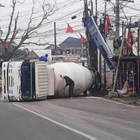 diduga-sopir-mengantuk-truk-molen-terbalik-di-sawangan-hingga-membuat-macet