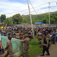 bersihkan-asrama-mahasiswa-pasukan-tni-polri-temukan-sajam-dan-dokumen-papua-merdeka