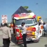 viral-video-gadis-cantik-berhijab-kemudikan-truk-bergoyang-tabrak-gerbang-tol-madiun