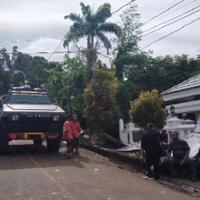 kericuhan-meledak-di-rumah-duka-wagub-papua-polisi-lepaskan-tembakan-peringatan