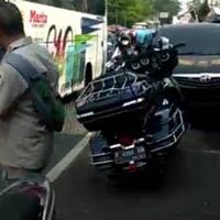 moge-tabrak-3-motor-dan-1-mobil-dinas-satpol-pp-di-jalur-puncak