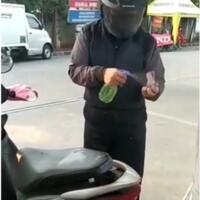 semprot-uang-kembalian-pakai-hand-sanitizer-pemuda-ini-langsung-viral