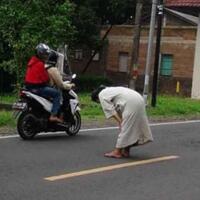 viral-pendaki-tertangkap-kamera-saat-sedang-sholat-di-hutan-netizen-idaman-nih