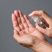 pasutri-pemalsu-hand-sanitizer-merek-antis-diciduk-polisi