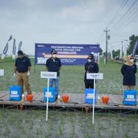bersama-bupati-blora-pupuk-indonesia-aplikasikan-pupuk-organik-cair