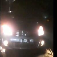 diduga-lawan-arah-di-jalan-sempit-kebayoran-baru-pengemudi-ini-malah-sewot