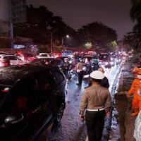 pohon-tumbang-timpa-mobil-avanza-di-sekitar-pasar-inpres-cipete-lalu-lintas-macet