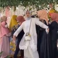 demi-sebuah-konten-wanita-ini-bikin-heboh-di-acara-kondangan