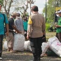 warga-desa-ababi-karangasem-bali-antusias-3-kg-sampah-ditukar-1-kg-beras