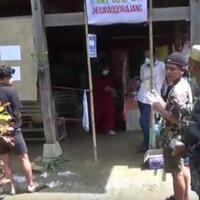 langgar-prokes-saat-pilkades-warga-panik-dan-terobos-petugas-tps