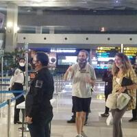 dideportasi-dari-indonesia-2-bule-inggris-ini-tetap-ogah-pakai-masker