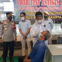polres-jakut-swab-antigen-ratusan-karyawan-astra-daihatsu-di-sunter