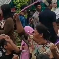 berebut-saweran-sikap-emak-emak-ini-bikin-geleng-geleng-kepala
