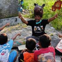 pakai-topi-kepala-badak-aktivis-indonesia-ini-berdongeng-untuk-lawan-erosi-pantai