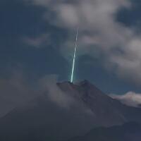 kilatan-cahaya-aneh-diduga-meteor-menyambar-gunung-merapi-ini-penjelasan-bpptkg