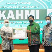 kahmi-jatim-beri-award-ke-gubernur-khofifah-atas-penanganan-covid-19