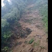 jalan-cipanas-warungbanten-longsor-tak-bisa-dilalui-semua-jenis-kendaraan