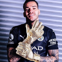jaga-jaga-aja-ederson-latihan-tendang-pinalti-jelang-final-ucl
