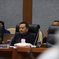 ketua-komisi-x--guru-lebih-layak-pns-daripada-pegawai-kementerian