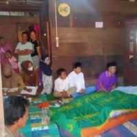 sering-mabuk-lem-aibon-pemuda-di-empat-lawang-gorok-leher-sendiri