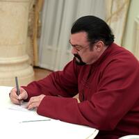 aktor-hollywood-steven-seagal-jadi-politikus-di-rusia