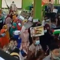 viral-video-anakanak-sekolah-kompak-kibarkan-bendera-palestinatuai-perdebatan-publik