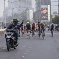 jadilokasi-foto-viralanies-izinkan-road-bike-melintas-di-jalur-motor-sudirmanthamrin