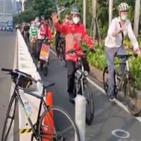 hari-sepeda-dunia-anies-kenakan-batik-gowes-bareng-komunitas-bike-to-work