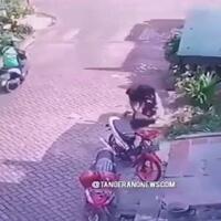 pemuda-ngaku-ormas-vs-mandor-proyek-di-cipondoh-gulat-seperti-atlet-ufc