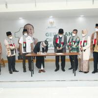 uah-salurkan-donasi-rp63-m-ke-baznas-untuk-beasiswa-pelajar-palestina-di-indonesia