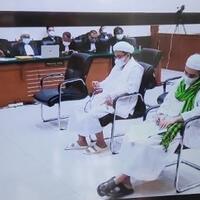 jalani-sidang-tuntutan-kasus-rs-ummi-rizieq-bawa-tasbih-khusyuk-berzikir