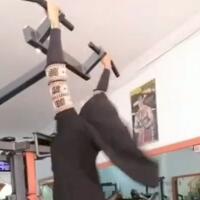 dihujat-karena-pakaian-nge-gym-umbar-aurat-cewek-ini-pakai-gamis-dan-lakukan-hanging