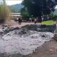 polisi-dan-satpol-pp-perluas-area-aman-semburan-lumpur-situs-cipanas