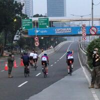 sepeda-biasa-diminta-keluar-lintasan-road-bike-di-jlnt-pesepeda-mangkel-saya