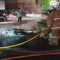motor-terbakar-di-perempatan-pgc-cililitan-si-pemilik-malah-kabur