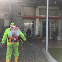 tekan-penyebaran-covid-19-polres-balerang-aktif-semprot-disinfektan-di-zona-merah