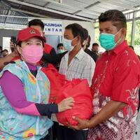 kunjungi-desa-binaan-lantamal-viii-puan-maharani-bagikan-950-paket-sembako