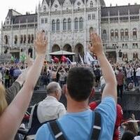 ribuan-orang-di-hungaria-protes-pembangunan-universitas-china