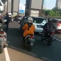 pemotor-berjatuhan-tergelincir-akibat-tumpahan-solar-di-jalan-tb-simatupang