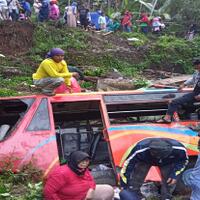 tergelincir-solar-di-jalur-tengkorak-mikro-bus-terjun-ke-jurang-di-kemawi