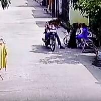 nekat-pria-ini-jambret-bocah-yang-asyik-main-di-halaman-rumah