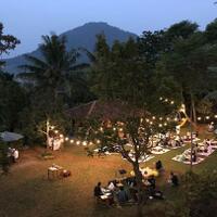 resto-kebun-teduh-wisata-kuliner-dengan-pemandangan-gunung-yang-romantis-abis