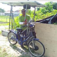 keren-pria-blitar-ini-mampu-ciptakan-sepeda-tenaga-matahari