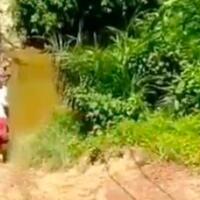 viral-pelajarsd-bergelantungan-tali-menyebrangi-sungai-netizenkasian-sekolah-begini