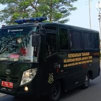 tiba-di-pn-jakarta-timur-dengan-pengawalan-ketat-habib-rizieq-siap-bacakan-pledoi