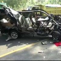 panther-keluar-jalur-dan-tabrak-truk-di-jalur-pantura-tuban-satu-orang-tewas