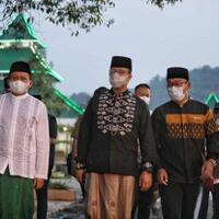 subuh-berjamaah-di-masjid-agung-sumedang-anies-terkenang-masa-kecilnya