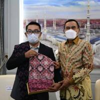 ridwan-kamil-dukung-pemkab-ende-buat-patung-bung-karno