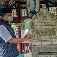 usai-panen-bersama-di-sumedang-anies-ziarah-ke-makam-cut-nyak-dien