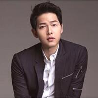 ketika-song-joong-ki-enggak-paham-dengan-kebiasaan-memfoto-makanan